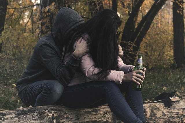 Młode osoby uwikłane w alkoholizm i nałóg alkoholowy