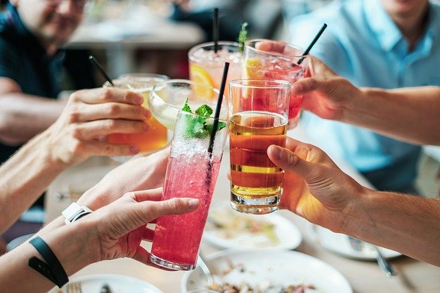 Uzależnienie od alkoholu - objawy wśród młodych i starszych osób